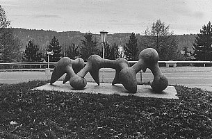 holzskulptur bei der schule in drosendorf