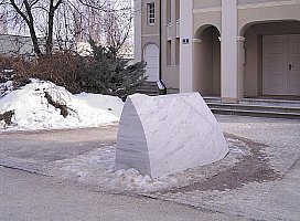 steinskulptur vor der evangelischen pfarrkirche in krems