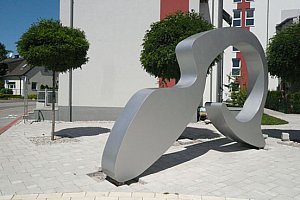 skulptur für einen platz in leobersdorf